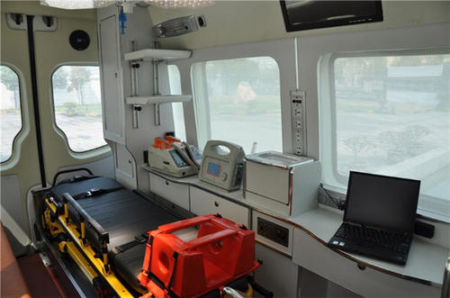 金乡县救护车内部